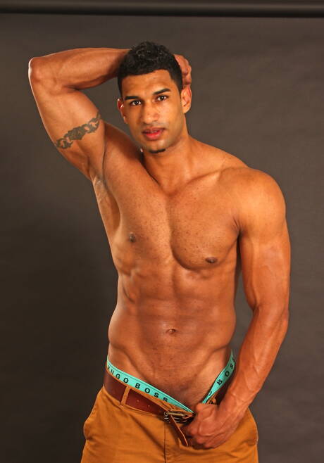 Latynoski kulturysta Enrique A rozbiera się i pokazuje tyłek