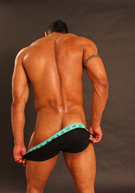 Latynoski kulturysta Enrique A rozbiera się i pokazuje tyłek