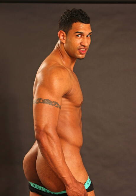 Latynoski kulturysta Enrique A rozbiera się i pokazuje tyłek