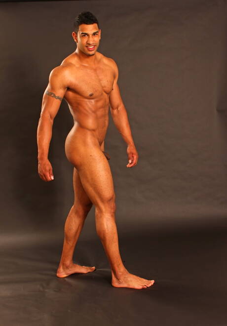Latynoski kulturysta Enrique A rozbiera się i pokazuje tyłek