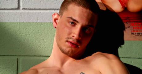 スタッドチャニングテイラーがペニスで遊ぶ