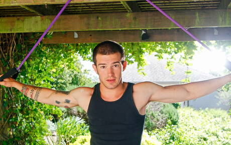 Le dur à cuire américain Brandon Bronco se déshabille et montre ses belles fesses à l