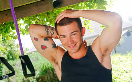 Le dur à cuire américain Brandon Bronco se déshabille et montre ses belles fesses à l