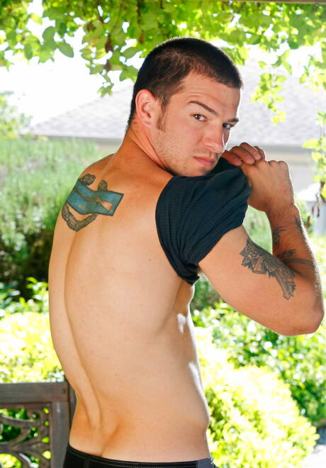 Le dur à cuire américain Brandon Bronco se déshabille et montre ses belles fesses à l