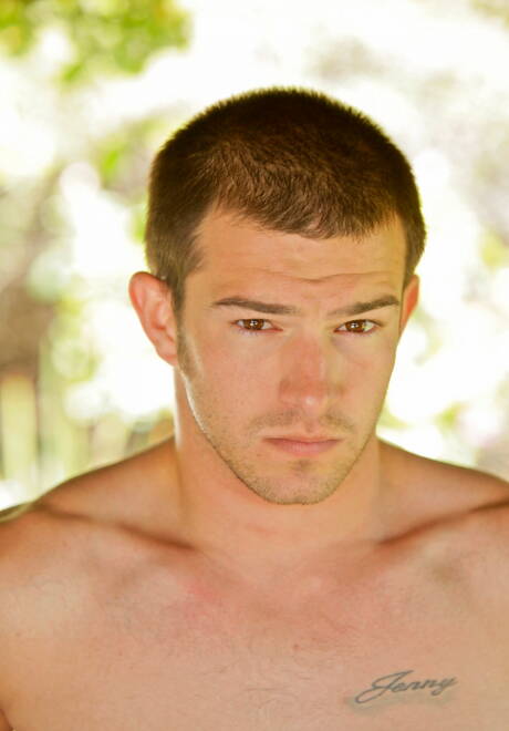 Le dur à cuire américain Brandon Bronco se déshabille et montre ses belles fesses à l