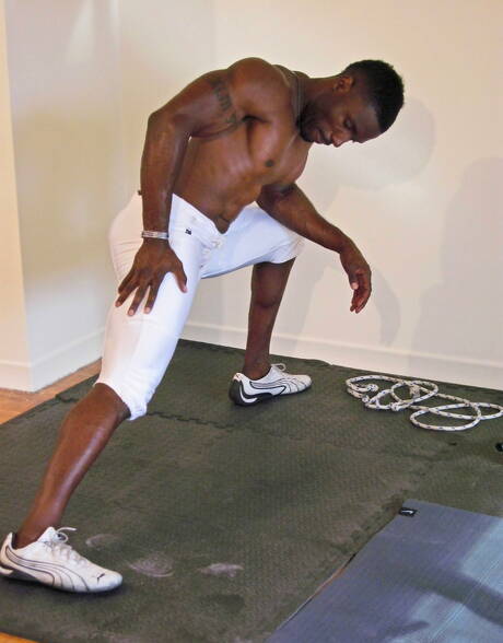 Touro preto forte Sexxx Toy mostra um corpo musculoso