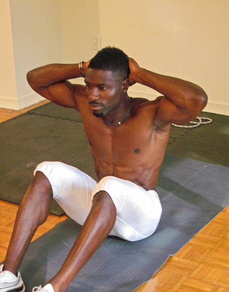 Touro preto forte Sexxx Toy mostra um corpo musculoso