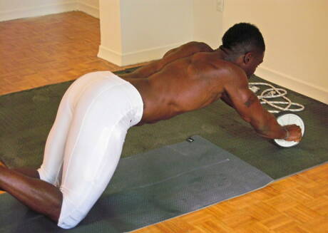 Touro preto forte Sexxx Toy mostra um corpo musculoso