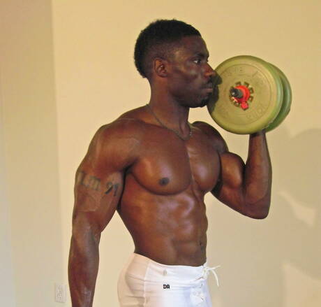 Touro preto forte Sexxx Toy mostra um corpo musculoso