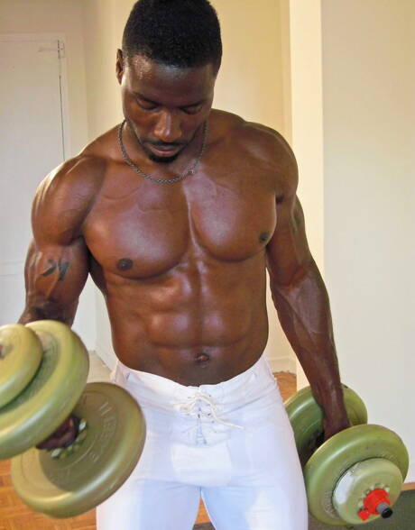 Black strong bull Sexxx Toy shows a muscle body