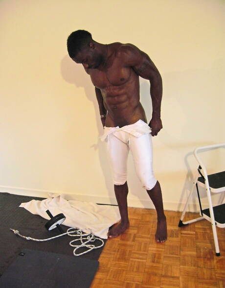 Black strong bull Sexxx Toy shows a muscle body