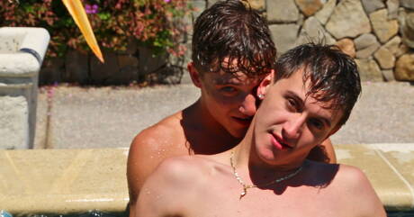 Der schöne Junge Brock Mason und der heiße amerikanische Twink Tyler Morgan haben heißen Sex am Pool