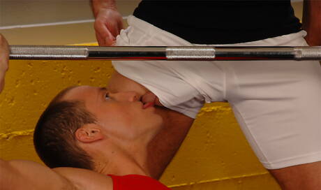 Les stars du porno américaines Jeremy Bilding et le costaud Kyle Quinn baisent après une fellation