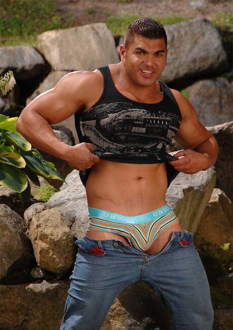 Der starke Latino-Bulle Diego posiert nackt und zeigt seinen Hintern am Pool