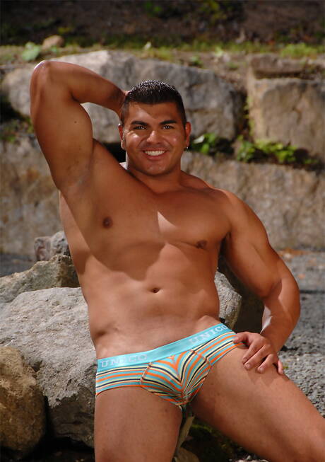 Der starke Latino-Bulle Diego posiert nackt und zeigt seinen Hintern am Pool