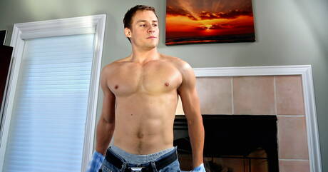 Muskularny Justin. Masturbacja jego penisa