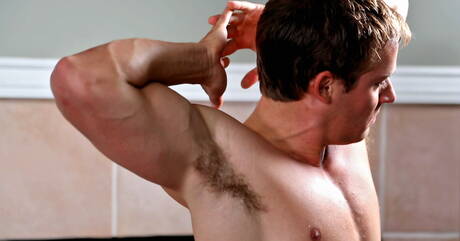 Muskularny Justin. Masturbacja jego penisa