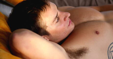 Muskularny Justin. Masturbacja jego penisa