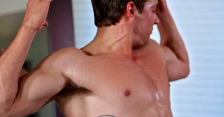 Muskularny Justin. Masturbacja jego penisa