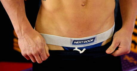 Le beau gosse Steven Russel se branle la bite en extérieur