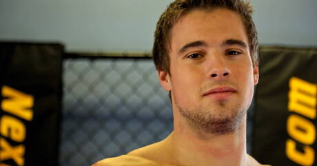 Le beau gosse Steven Russel se branle la bite en extérieur