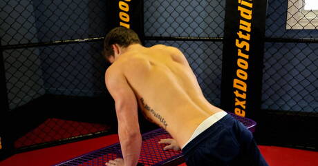 Le beau gosse Steven Russel se branle la bite en extérieur