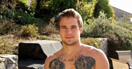 Le beau gosse Steven Russel se branle la bite en extérieur