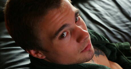 Le beau gosse Steven Russel se branle la bite en extérieur