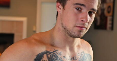 Le beau gosse Steven Russel se branle la bite en extérieur