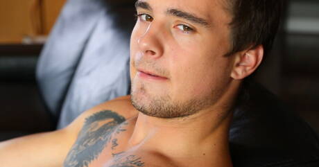 Le beau gosse Steven Russel se branle la bite en extérieur