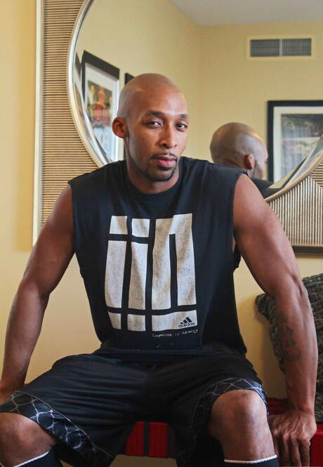 Il duro nero Ramsees stuzzica il suo cazzo