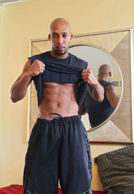 Il duro nero Ramsees stuzzica il suo cazzo