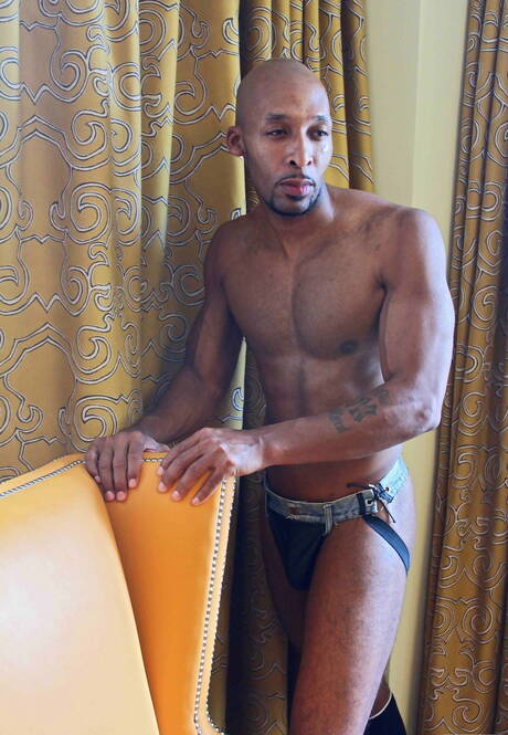 Il duro nero Ramsees stuzzica il suo cazzo