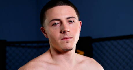 Stud Mark Strong masturbuje się na swoim fiucie