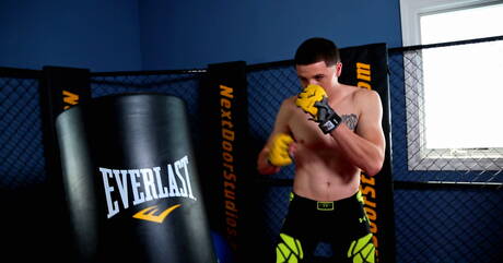 Stud Mark Strong masturbuje się na swoim fiucie