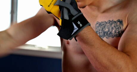 Stud Mark Strong masturbuje się na swoim fiucie