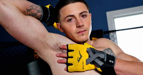 Stud Mark Strong masturbuje się na swoim fiucie