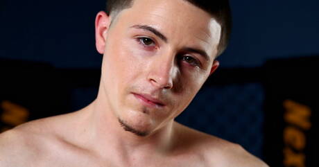 Stud Mark Strong masturbuje się na swoim fiucie