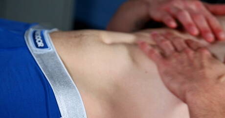 Stud Mark Strong masturbuje się na swoim fiucie