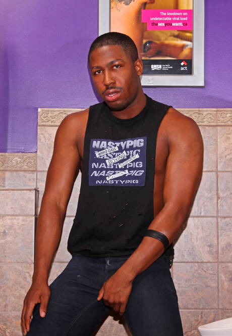 Der schwarze Adonis Nubius zeigt seinen Freunden seinen großen Schwanz