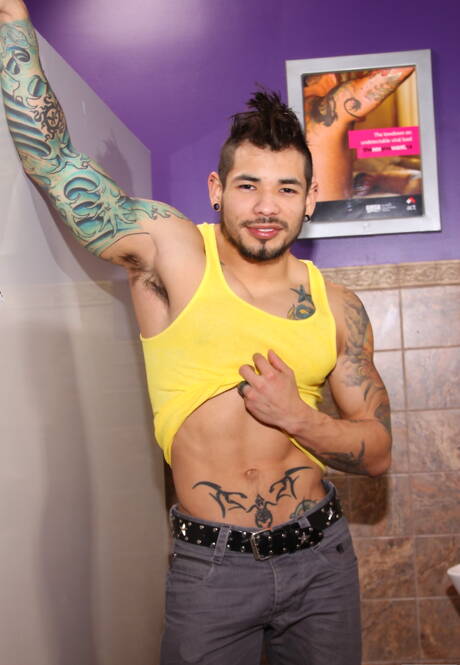 Der schwarze Adonis Nubius zeigt seinen Freunden seinen großen Schwanz