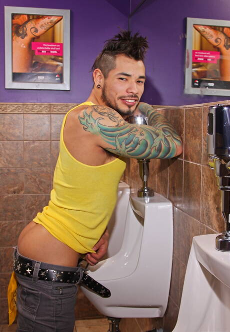 Der schwarze Adonis Nubius zeigt seinen Freunden seinen großen Schwanz