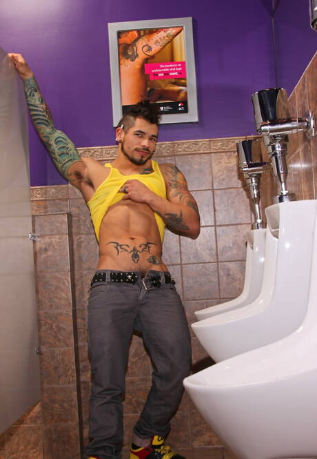 Der schwarze Adonis Nubius zeigt seinen Freunden seinen großen Schwanz