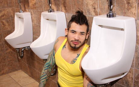 Der schwarze Adonis Nubius zeigt seinen Freunden seinen großen Schwanz