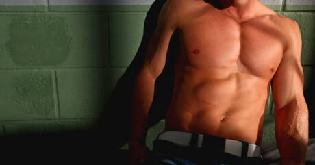 Bull David Ryder spielt mit Schwanz