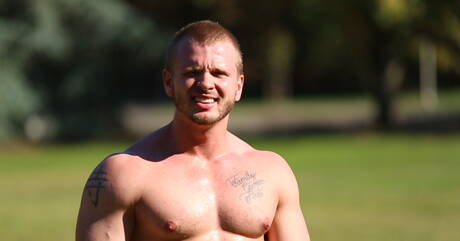 Twink Damien, Noah, Tyler, James i Josh A uprawiają seks grupowy na sofie