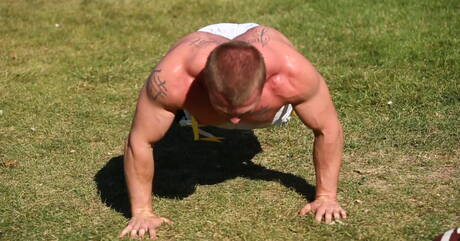 Twink Damien, Noah, Tyler, James y Josh A haciendo sexo grupal en el sofá