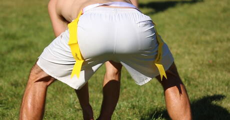 Twink Damien, Noah, Tyler, James i Josh A uprawiają seks grupowy na sofie