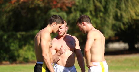 Twink Damien, Noah, Tyler, James i Josh A uprawiają seks grupowy na sofie