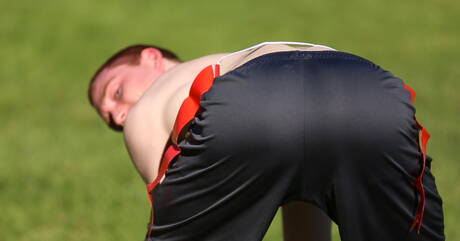 Twink Damien, Noah, Tyler, James i Josh A uprawiają seks grupowy na sofie